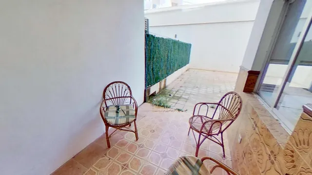 Amplia vivienda en las faldas del castillo de Santa Barbara — 24