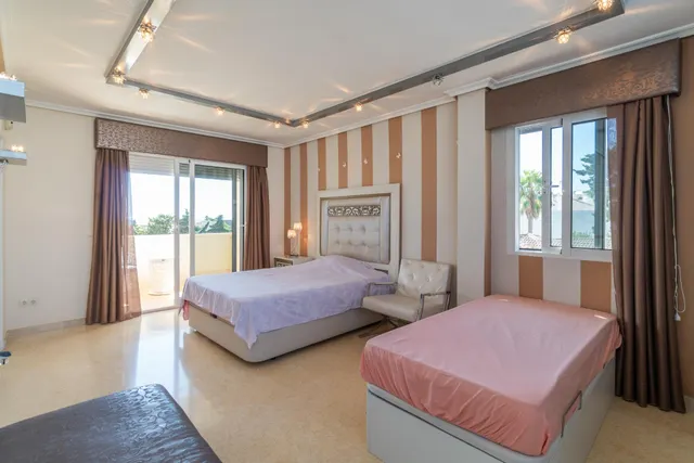 Villa exclusiva de 419 m2 con piscina privada a 200 m del mar en Torre la Mata — 26