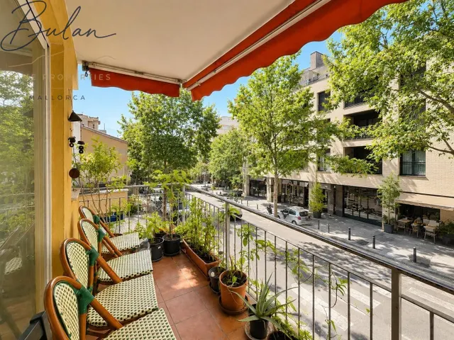 Amplio piso de cuatro habitaciones con balcón en Plaza Madri