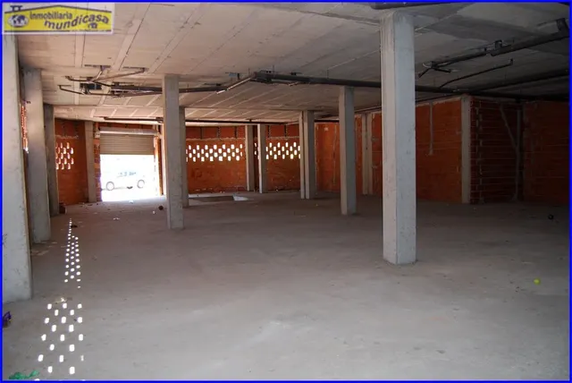 Amplio local comercial en planta baja y sótano con fachada a carretera — 14