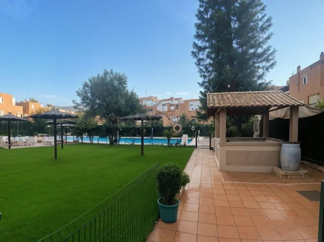CASA ADOSADA CON PISCINA COMUNITARIA - foto 2