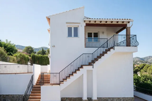 GRAN CHALET CON VISTAS AL MAR, PARCELA DE 1.218 m2 Y ENTORNO PRIVILEGIADO !! — 2