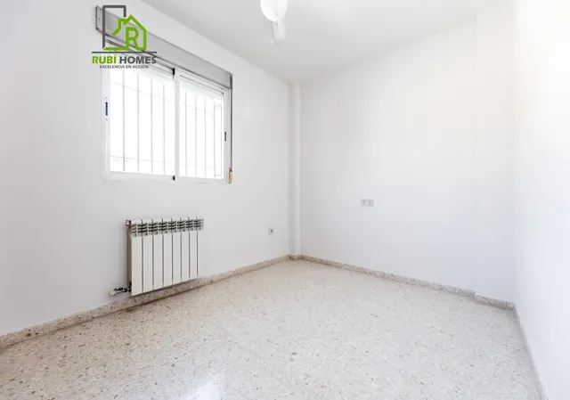 Vive en el corazón de Armilla: 4 dormitorios, patio, terraza y garaje — 14