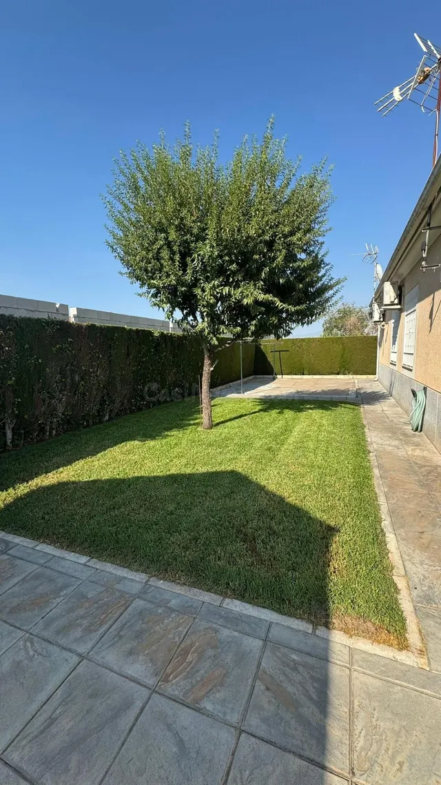 CHALET CON ENCANTO EN TERRENO RUSTICO — 2