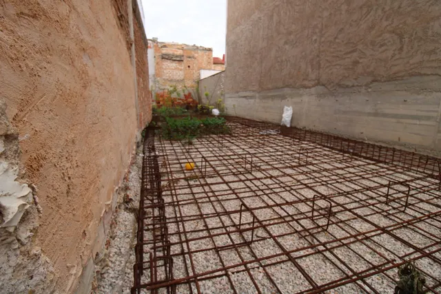 Solar Urbano con Proyecto y Obra Iniciada en el Corazón de L - foto 4