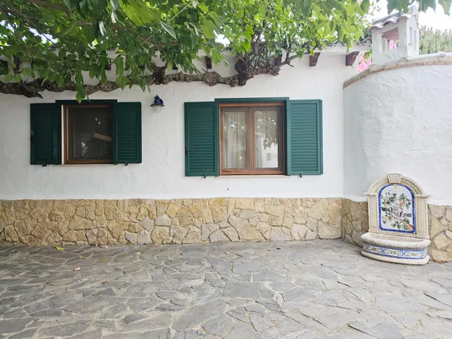 Alquiler anual  Chalet en zona Santa Lucía, con amplia parcela y todas las comodidades — 30