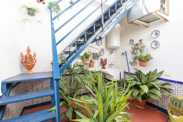 Casa en planta baja con cuatro naves y local — 42