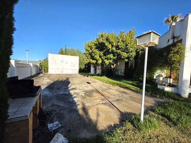 Se vende villa próxima al término municipal de Benicàssim, muy cerca de la playa. La casa está sobre una parcela de 1.889 m2, de la cual saldrían 3 parcelas de 629 m2 en caso de querer dividir el — 4
