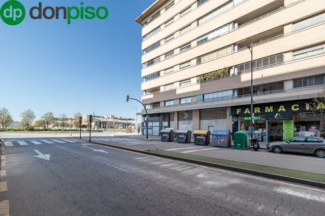 Fantástico Local en el Campus de la Salud. — 9