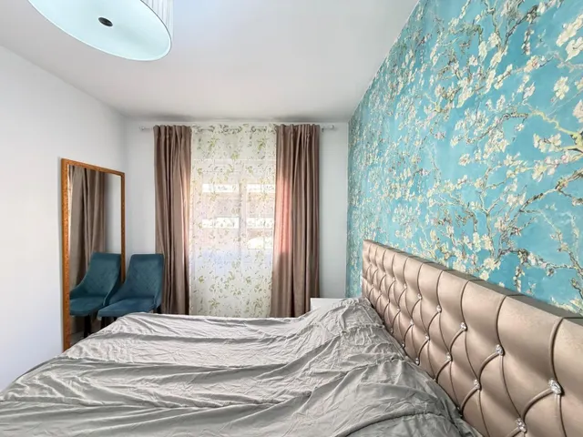 Apartamento reformado con vistas al mar con garaje incluido. 2 dorm. 1 baño. con superficie de 65 m2. playa a 100 metros. — 24