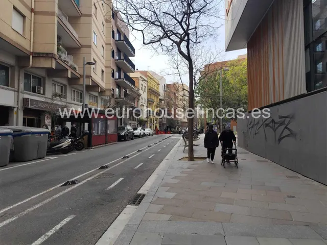 Plaza para furgoneta en la Calle Gavá en la Bordeta!! — 14