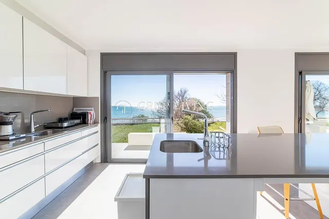 CASA EN PRIMERA LINEA DE MAR — 11