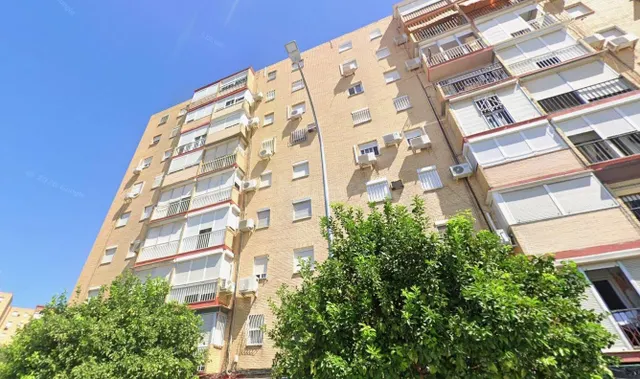 SE VENDE PISO OKUPADO en Plaza GENERALIFE Nº 9 Sevilla (Sevi