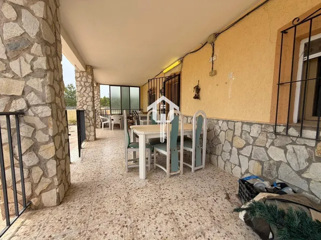 Casa independiente en moralet, Alicante. dos viviendas independientes, 3.700m2 de parcela, 5 habitaciones, 3 baños, piscina — 48