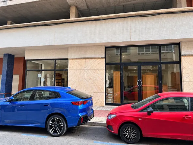Local comercial en Schamann con escaparate, zona de exposición y amplio almacén — 2