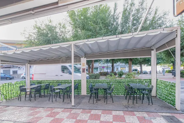 Bar en funcionamiento con local en propiedad, terraza y nego