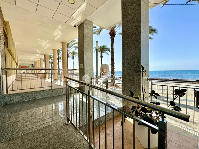 VENTA DE PISO EN TORREVIEJA, PRIMERA LÍNEA DE PLAYA Y VISTAS AL MAR — 10