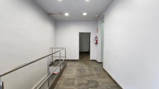 Edifificio neoclasico en el centro de Figueres. — 36