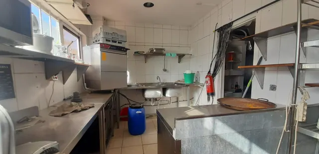 se vende restaurante, equipado a 50 de la playa. Terraza cerrada. — 12