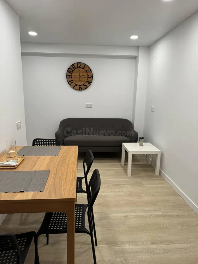 Piso reformado de 4 habitaciones con patio y balcón en Valen - foto 4
