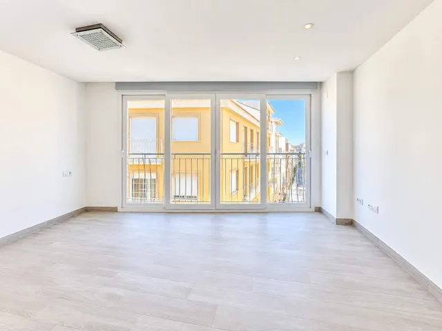 CASA DE DISEÑO A ESTRENAR CON GARAJE EN PILES CONSTRUIDA EN 2024. PISCINA CHILLOUT PRIVADA. — 2