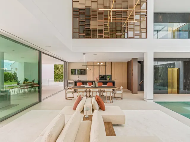 Sofisticada villa con vistas al mar en la Milla de Oro, Marbella — 16