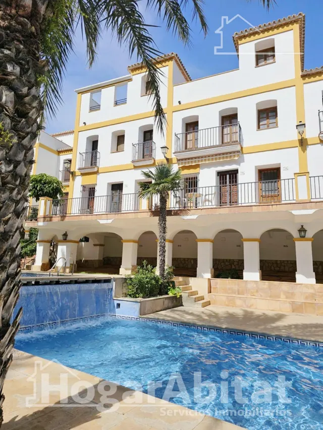 Gran solárium privado y vistas a las piscinas en esta luminosa casa — 8
