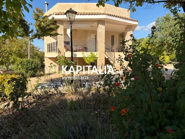 Chalet en venta en Ontinyent, a un paso del casco urbano y con bonitas vistas a la montaña. — 2