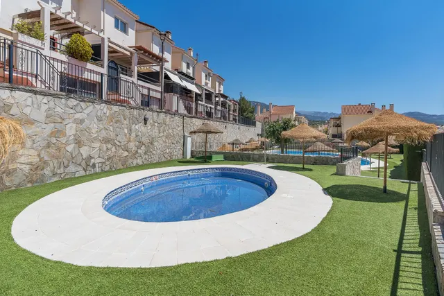 ADOSADA EN URBANIZACIÓN EN HUETOR VEGA — 42