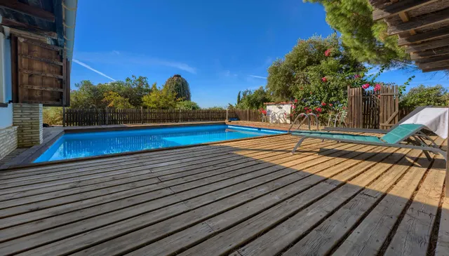 Chalet independiente de una planta con apartamento, piscina y parcela urbana de 2.800 m2 — 40