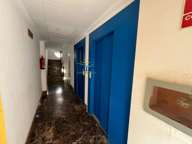 Piso reformado en primera línea del mar con terraza y piscina comunitaria — 34