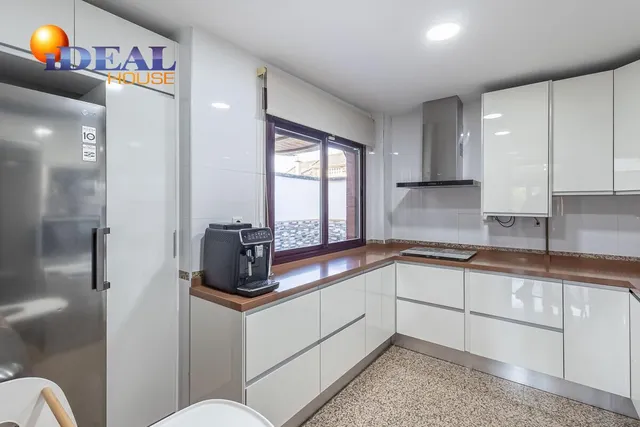 Amplia casa de 182 m2 con patio, gran sótano y a menos de 5 minutos del metro — 8