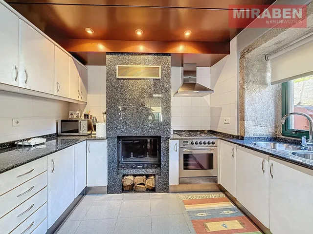 CASA EN VENTA EN RIANXO CON PATIO Y HORREO — 38