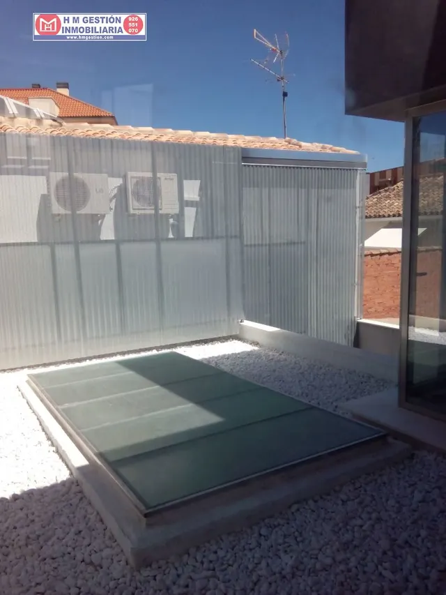 local totalmente nuevo, con mas de 140 metros, en policlínica de nueva creación, con despacho y aseo, ascensor, suelos de tarima, muy buena iluminación natural, cercano al hospital. Tambíen se pue — 13