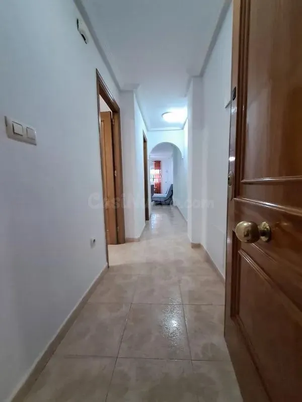 Apartamento acogedor en Torrevieja: 2 dormitorios y patio privado — 4