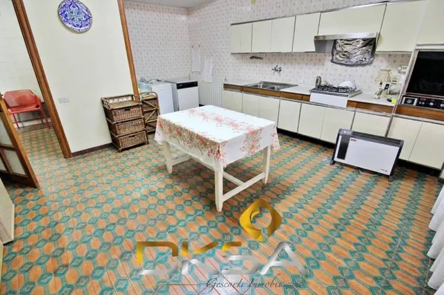 320 m2, 5 habitaciones y un salón de 80 m2: esto no es un piso, es casi un mundo aparte — 9