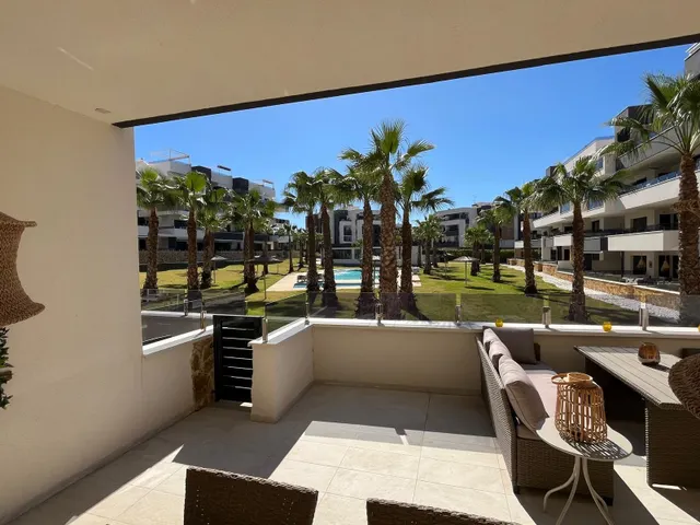 Magnífico apartamento en planta baja con orientación sur, ubicado en el exclusivo residencial Amanecer X, en la demandada zona de Los Altos, en Orihuela Costa. — 12