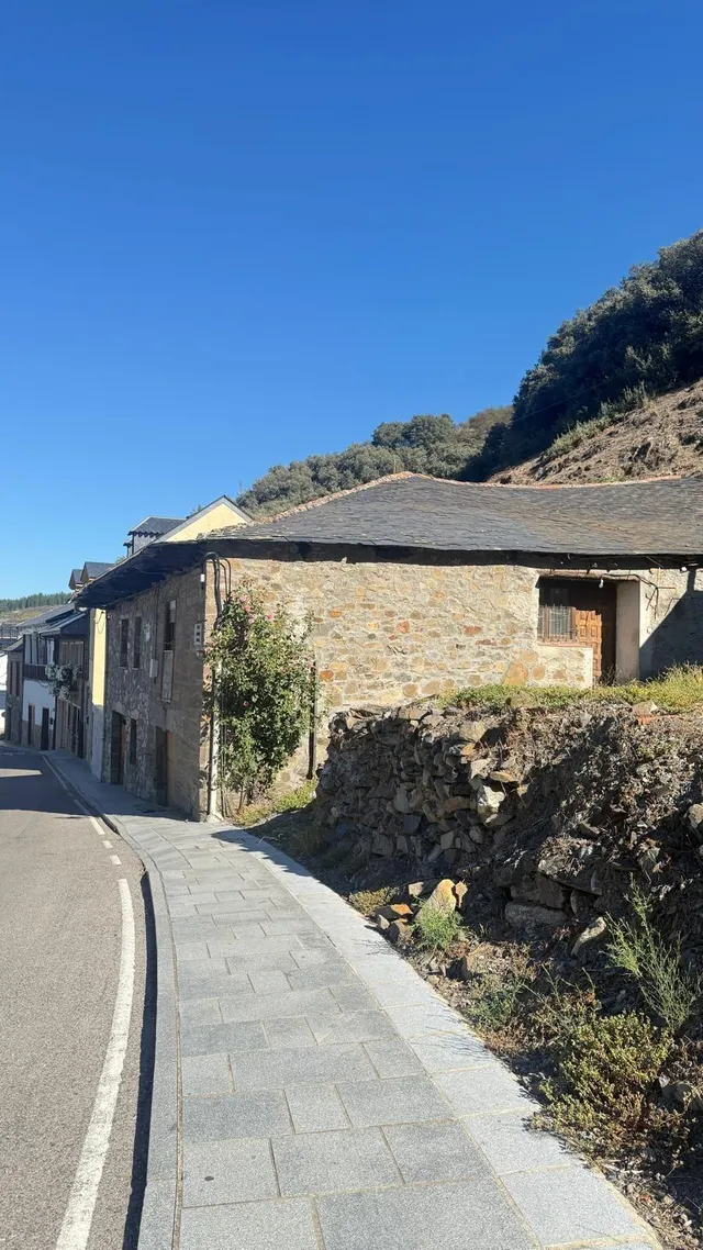 CASA CON TERRENO EN EL CAMINO DE SATIAGO (MOLINASECA) — 3