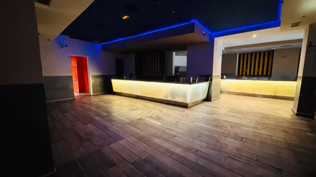 ¡Oportunidad única de inversión en la costa de Valencia! Se traspasa/vende excepcional local comercial con licencia definitiva de Pub en la codiciada Playa de Cullera. — 12