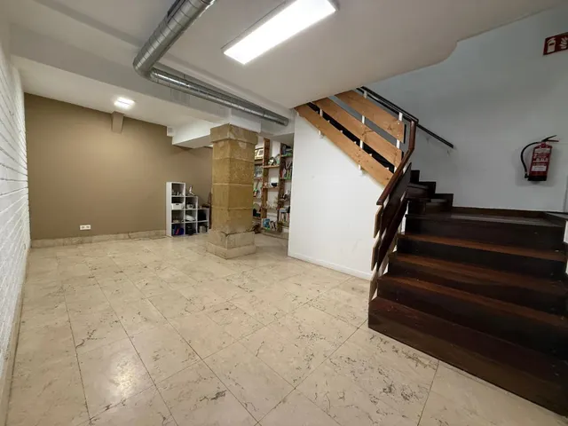 SE VENDE LOCAL CON INQUILINOS EN EL CENTRO — 21