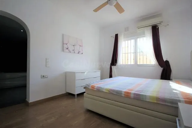 * Villa de 4 dormitorios, piscina y garaje en parcela de 810m2 en Albir * — 10