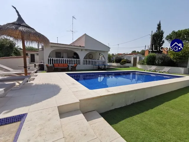 Chalet independiente en venta en urbanización de Llíria — 41