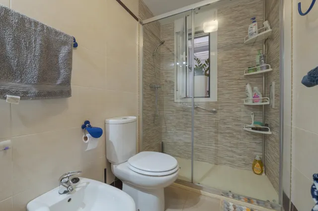 Una vivienda ideal con 2 dormitorios tanto para vivir con total comodidad en planta baja y sin barreras como para inversión segura. ¡Lista para entrar a disfrutar! En Churriana de la Vega. — 11