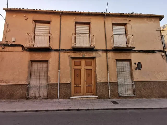 CASA PARA REFORAR CON EXCELENTES POSIBILIDADES — 2