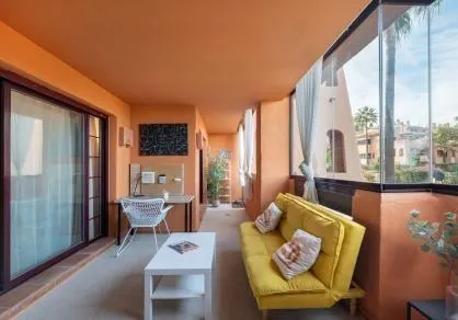 Apartamento en planta baja elevada con jardín privada, en La Mairena. — 17