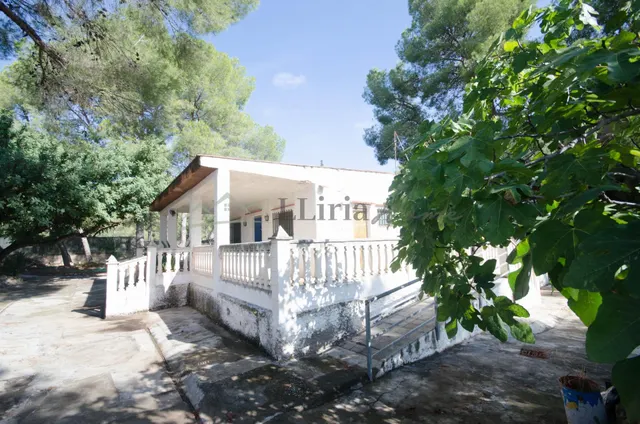 Ref. 04405.- EXCLUSIVA.- Chalet independiente con piscina en Urb. Camp Llíria. — 47