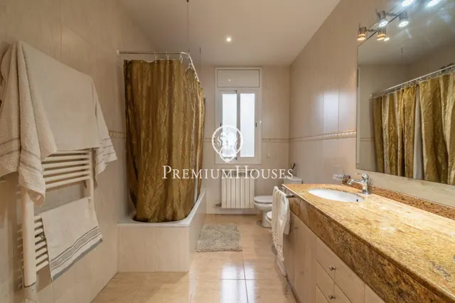 Chalet en venta con ascensor, piscina y grandes espacios en Canet de Mar — 37