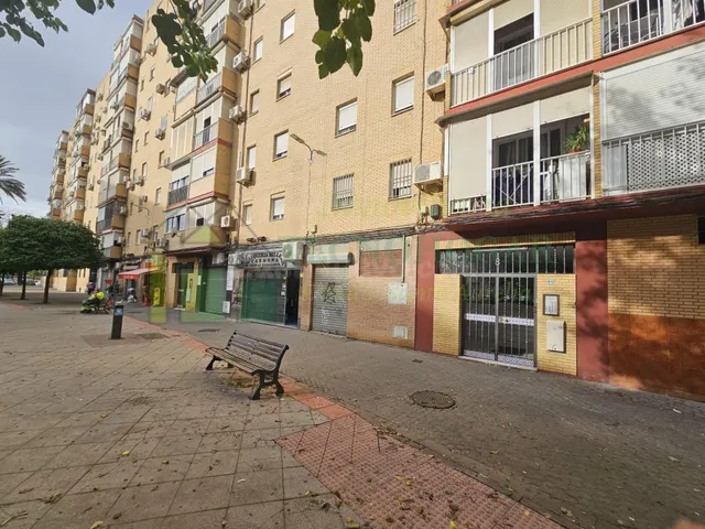 ¡Local reformado en venta en Plaza del Generalife, Sevilla! - foto 3