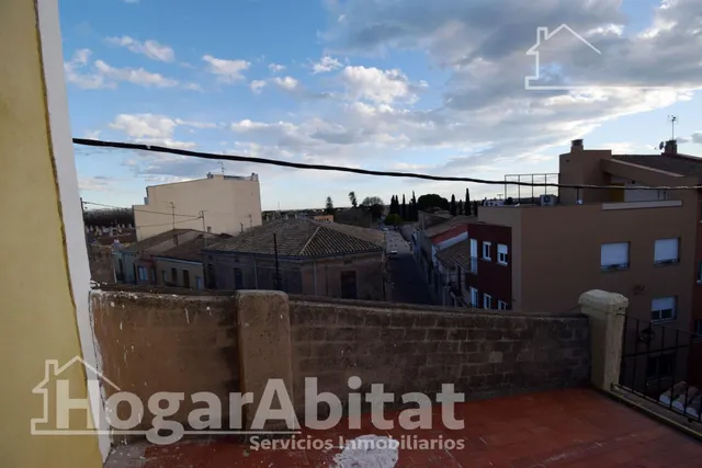 AMPLIA CASA CON 2 TERRAZAS Y GARAJE — 48