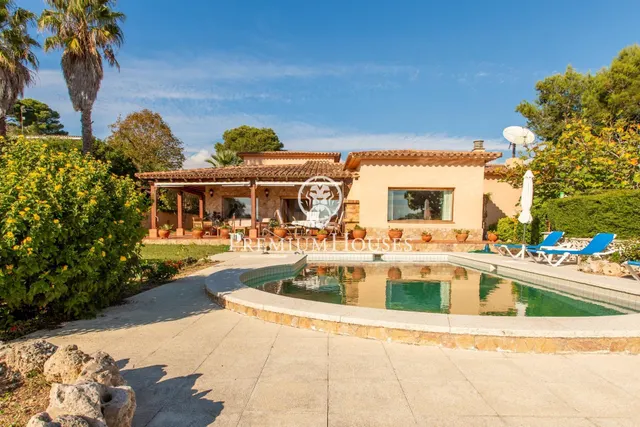 Exclusiva casa en venta en Cala Canyellas en Lloret de Mar - foto 2